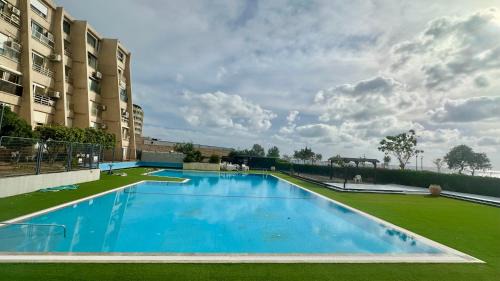 Nahariya Apartment | Jacuzzi, Pool & Sunset by the Sea