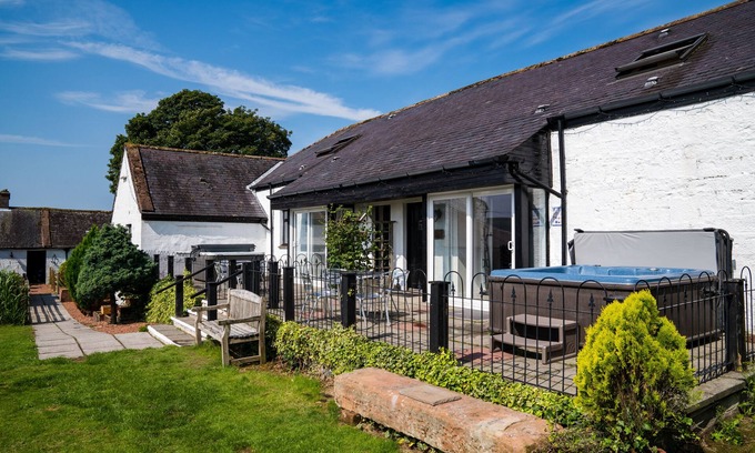 Thornhill Cottage | Jane Welsh Cottage Sleeps 4 in 2 bedrooms with own hot tub