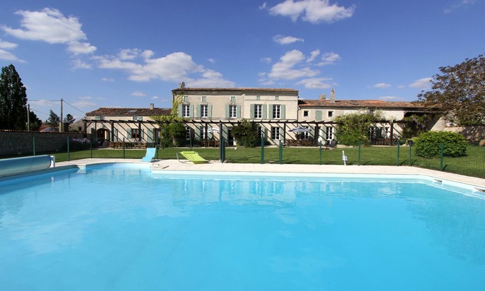 Mortagne-sur-Gironde House | JASMINE heated swimming pool surrounded by vineyards and not far from the beaches