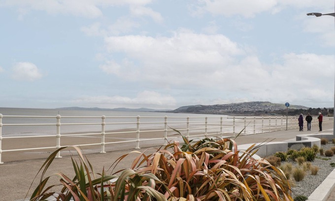 Penrhyn Bay Cottage | JASMINE VILLA, family friendly, with a garden in Llandudno