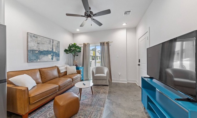 Lafayette House | Jazz House/King Bed/Cozy and Clean/Instant Book