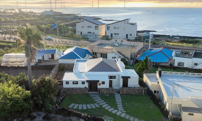 Hallim House | Jeju Staysosoheon Dokchae Pension