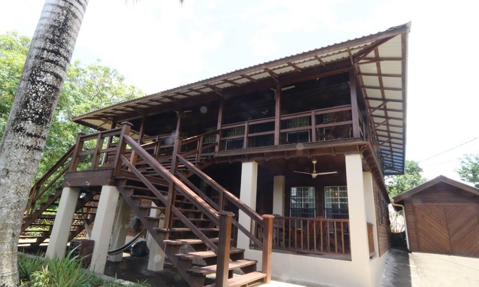 Isla de Utila House | Jerico Place : In Town 3 Bedroom home on a paved drive!