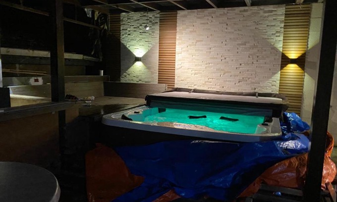 Tagaytay House | JKL Loghomes with Outdoor Jacuzzi