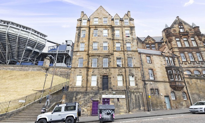 Old Town Apartment | JOIVY Charming 2-Bed Flat Near Edinburgh Castle