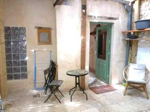 Orange Apartment | Joli T2 provençal plain-pied CV cour