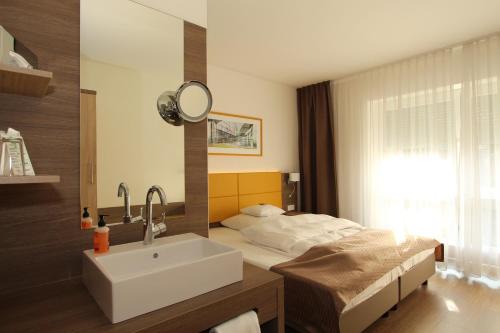 Wolfsburg Hotel | JOTT Wolfsburg-Sandkamp FREE PARKING