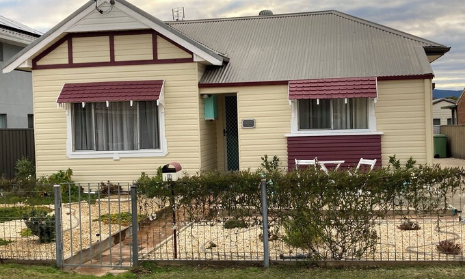 Cessnock Cottage | “Joy” cottage 10km from the Hunter Valley wineries, close to everything.