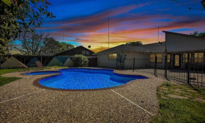 Missouri City House | Joyful Hawaii Amazing Pool 4BRs Home in Missouri city- super highway accessible