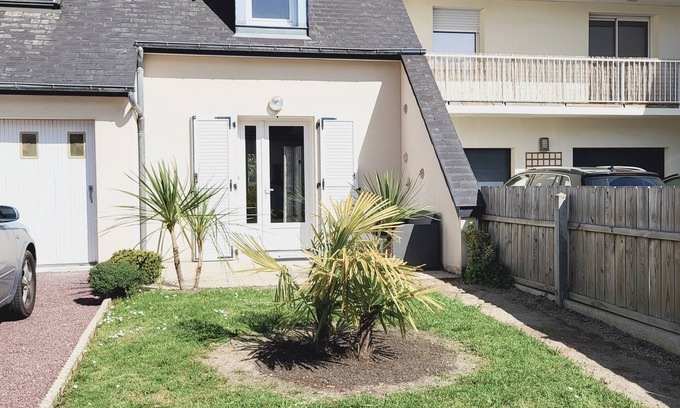 Saint-Pair-sur-Mer House | Jullouville House with garden in residence Baie Mt St Michel 100m from the beach