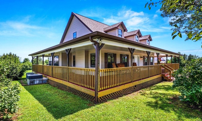 Sevierville House | July/August Special rent 2 nights, 3RD WEEKNIGHT FREE!