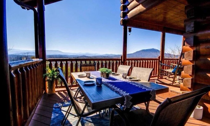 Sevierville Cabin | July specials! Mt Views, Hot Tub, local pool, recr