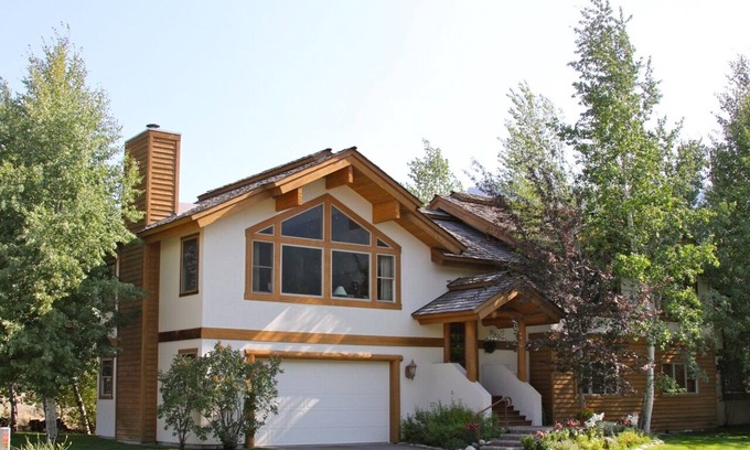 Ketchum House | JUNE DEAL! Ideally located minutes from Ketchum, Sun Valley, and Bald Mountain.