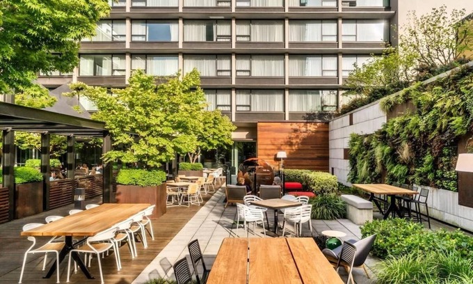 Downtown Portland Hotel | Junior City King at The Hotel Zags Portland, Free Breakfast & Bike Rentals