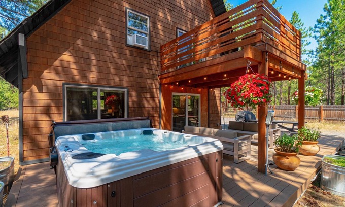 Sisters Cabin | Juniper and Pine - A Dog-Friendly Cabin w/Fenced Yard in Sisters, OR
