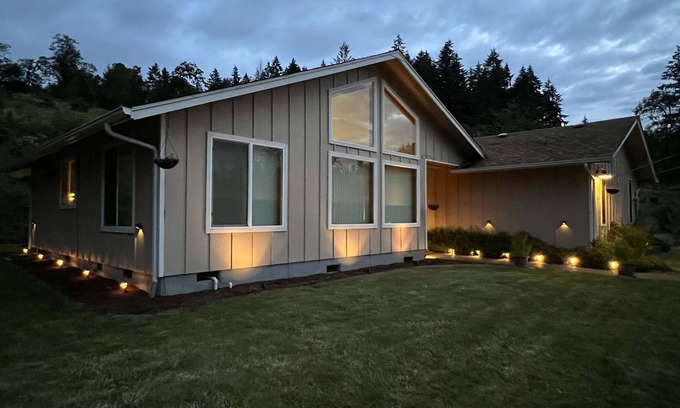 Eugene House | Just shy of 9 acres of nature located only a couple minutes from the city.