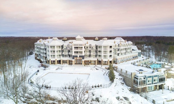 Minett Hotel | JW Marriott The Rosseau Muskoka Resort & Spa