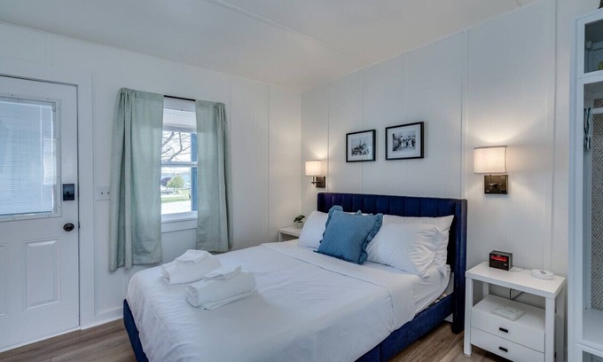 Clayton Apartment | K's Motel with Stunning St. Lawrence River Views - Room 5