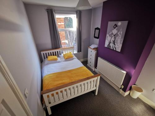 Wolverhampton House | K Stunning 5 Bed Sleeps 8 Families Workers by Your Night Inn Group