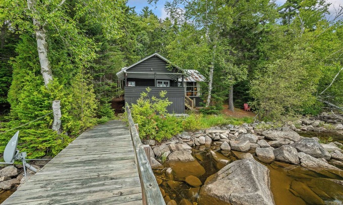 Rangeley House | 🐾Kadel - Maine log home on Mooselookmeguntic Lake filled with rustic charm, dog friendly