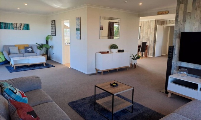 Taupo House | Kaihua Cottage - Family Friendly home with WiFi
