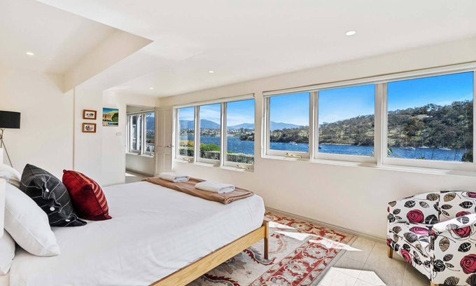 Geilston Bay Apartment | Karinya Apartment. Waterfront Views 2 Bed, 2 Bath.