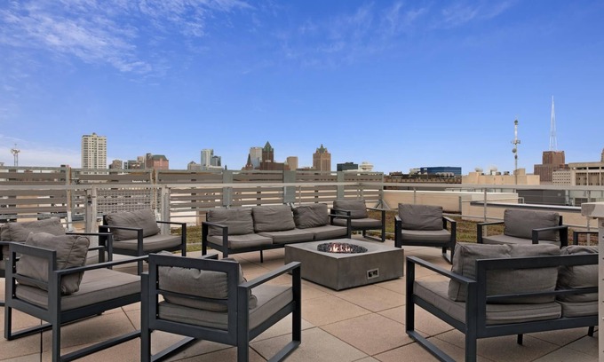 Westown Apartment | Kasa Pet Friendly Nearby Local Eateries Milwaukee