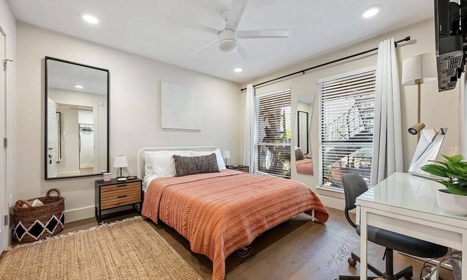 North Loop Apartment | Keep Austin Cozy! - Central Retreat