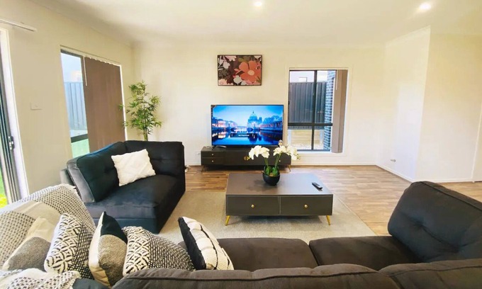 Kellyville House | Kellyville Adorable 5 Br Home near Parks & Shops