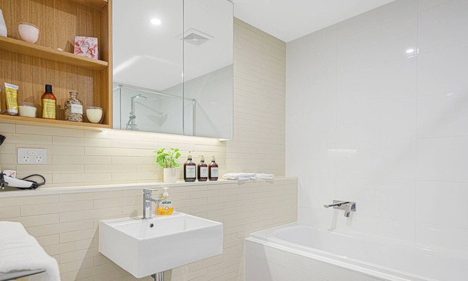 Kellyville Apartment | Kellyville Modern 3 Br Apt wifi & parking