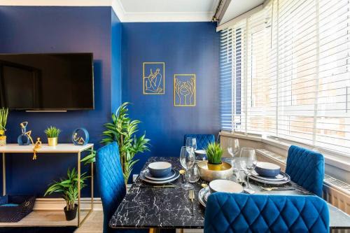 Hammersmith and Fulham Apartment | Kensington Balcony condo for 6