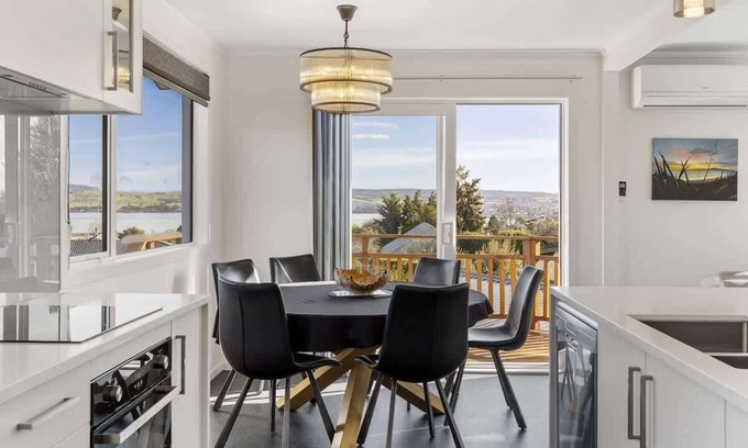 Richmond Heights House | Kensington Gem-Family Getaway