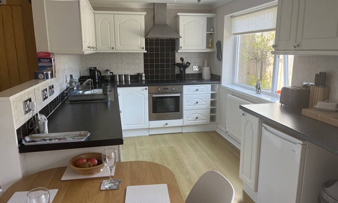 Seaton Cottage | KEVERAL BAY COTTAGE, pet friendly, with a garden in Seaton