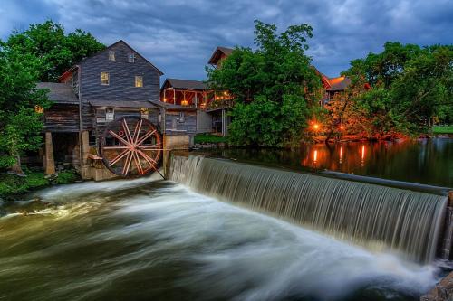 Chalet Village North Ski Chalet | Key Lime Pie, Hot Tub,WIFI, FREE tickets each paid day!
