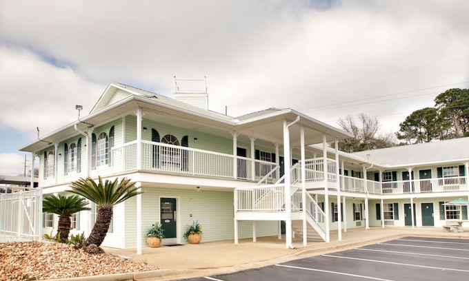 Millbrook Hotel | Key West Inn - Millbrook