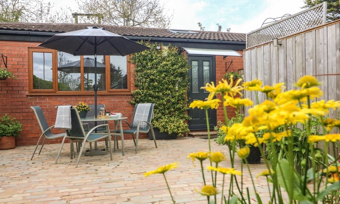 Poulton-le-Fylde Cottage | KILMORY LODGE, family friendly, with hot tub in Poulton-Le-Fylde