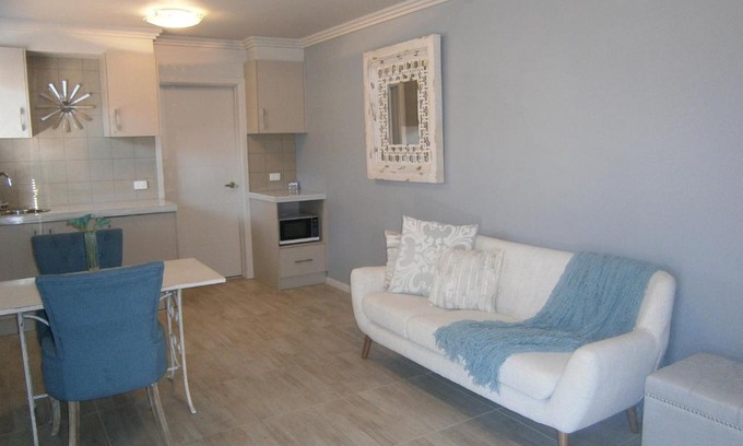 Leeton Hotel | Kindred Studio Apartments