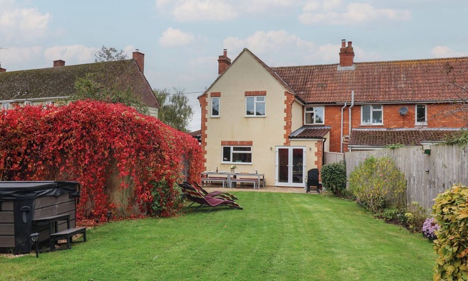 South Cadbury Cottage | KING ARTHUR'S REST, pet friendly, with hot tub in Queen Camel