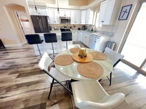 Fortuna Foothills House | King Bed - Hot Tub, 3 Queens, Home away from home