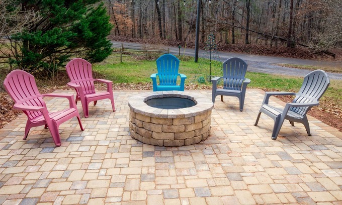 Chatsworth Cabin | KING BED, Minutes to Lake, Pets Welcome, Fire Pit