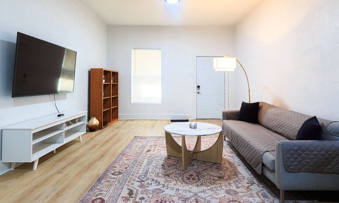 Near Eastside House | King Bed, Quiet & Safe, Huge Backyard, Close to Downtown
