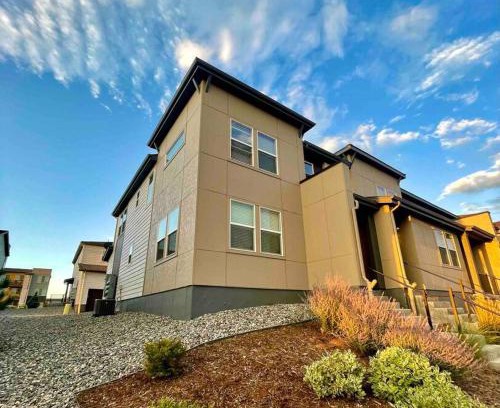 Gateway House | KING Beds/FREE PARKING/Coffee/Pool/HotTub