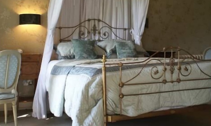 Longford House | King-Deluxe-Ensuite with Bath-Park view-Room 5