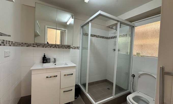 Victoria Park Apartment | King George Nest - With Parking in Victoria Park!