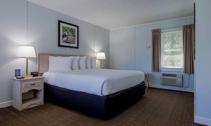 Bar Harbor Hotel | King Room w/Breakfast Included