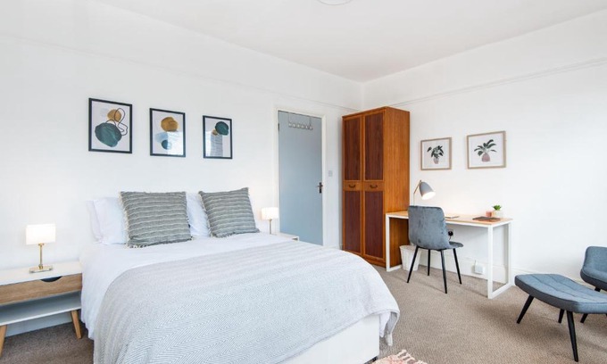 Hanwell Apartment | King Room with a shared Kitchen and bathroom in a 5-Bedroom House at Hanwell