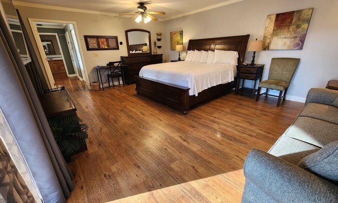 Lookout Valley Neighborhood Association Cabin | King Room with Sleeper Sofa and Balcony