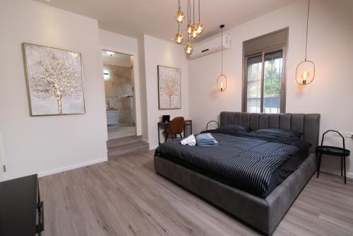 Haifa Apartment | King's bed - Stay Royal and Stylish Bahai's Garden