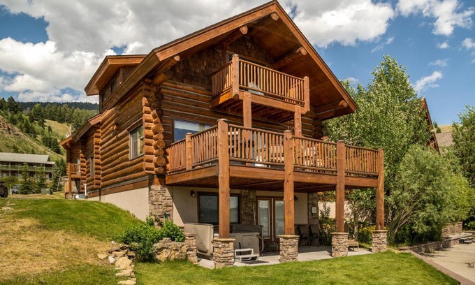 West Yellowstone House | King's Cabin