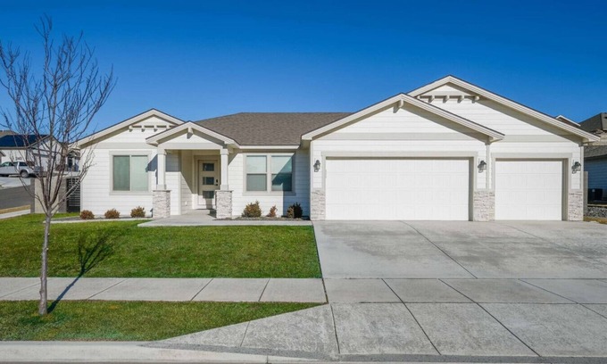 Tri-Cities House | King Suite, 3 Car Garage & Yard 4/2 - #5668-32